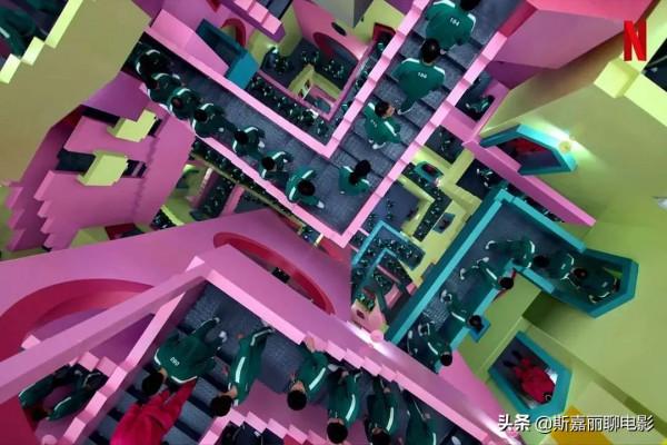 一集死了245人，還有8.1分，3萬人想看。《魷魚遊戲》太懂人性