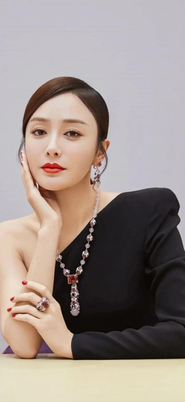 秦嵐的絕美照片，高雅端莊