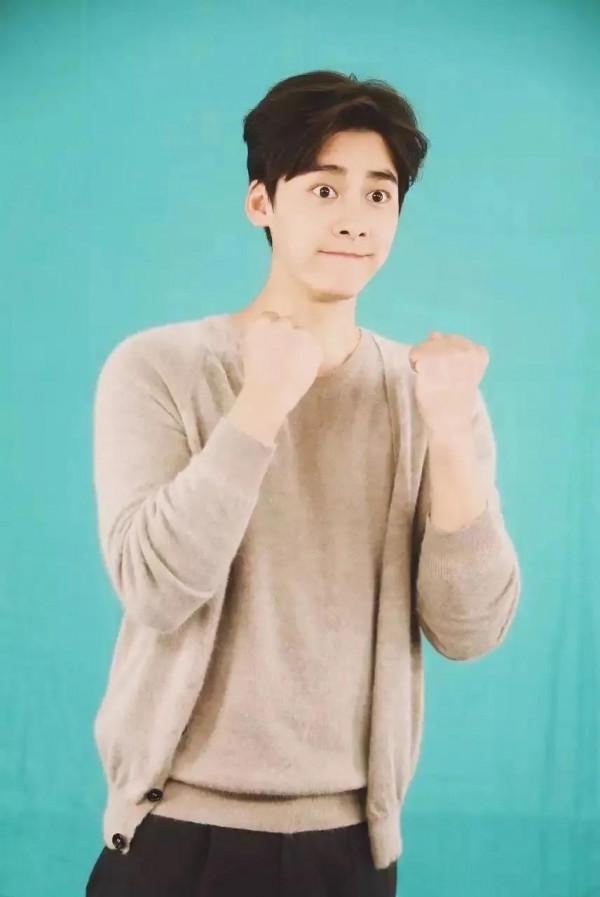 頂級男神李易峰，簡直帥成一道光