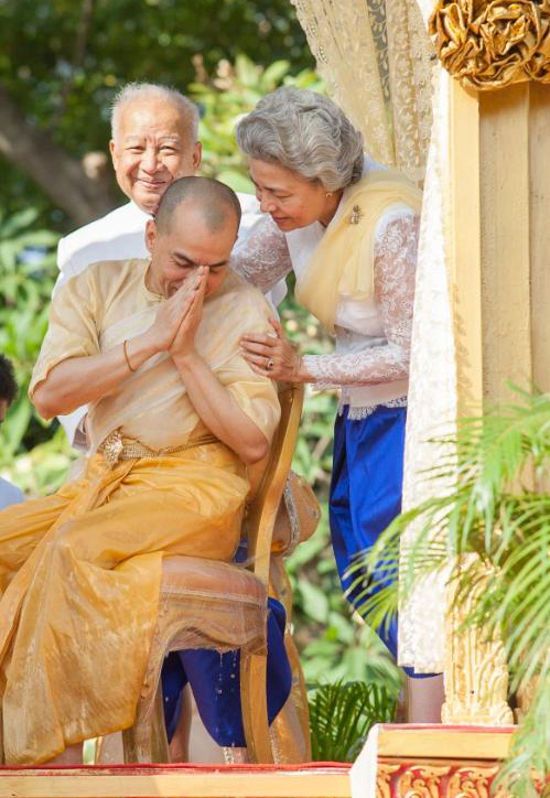 西哈莫尼國王從小就相貌漂亮，他是最英俊的國王，沒有之一