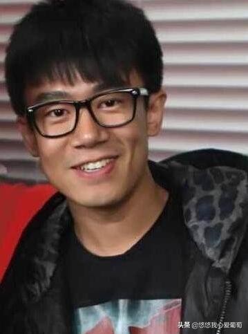 67歲李雪健近況曝光，首次出席兒子電影首映禮，口齒不清惹人淚目