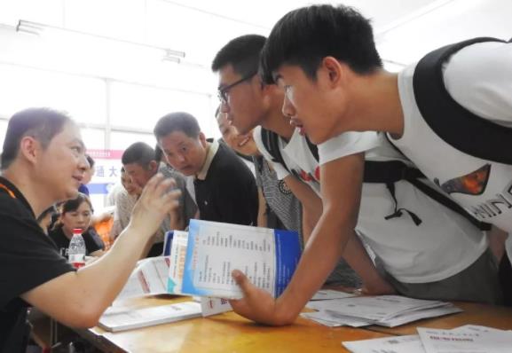 一所公辦大學招生“爆冷”，多次降分仍空餘1180個名額，究竟為何