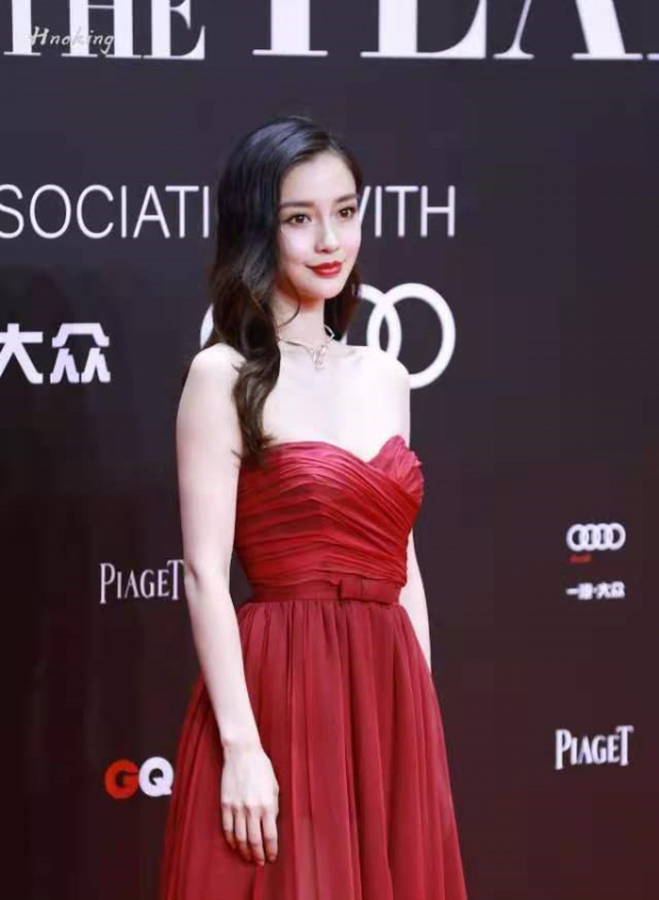 Angelababy楊穎的衣品沒話說，一襲紅色抹胸裙亮相，氣質太驚豔