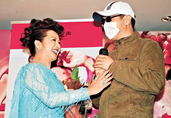 薛家燕一家五口罕同框，3個孩子像極了前夫，小17歲男友沒露面