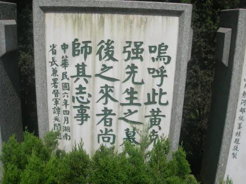 街上的老男孩—小鎮上的青年(夜探墓地摘果) 街上的老男孩—小鎮上的青年(夜探墓地摘果)