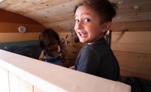 美國夫妻不願當房奴,花2千美元買輛廢棄大巴改裝成房子 美國夫妻不願當房奴,花2千美元買輛廢棄大巴改裝成房子