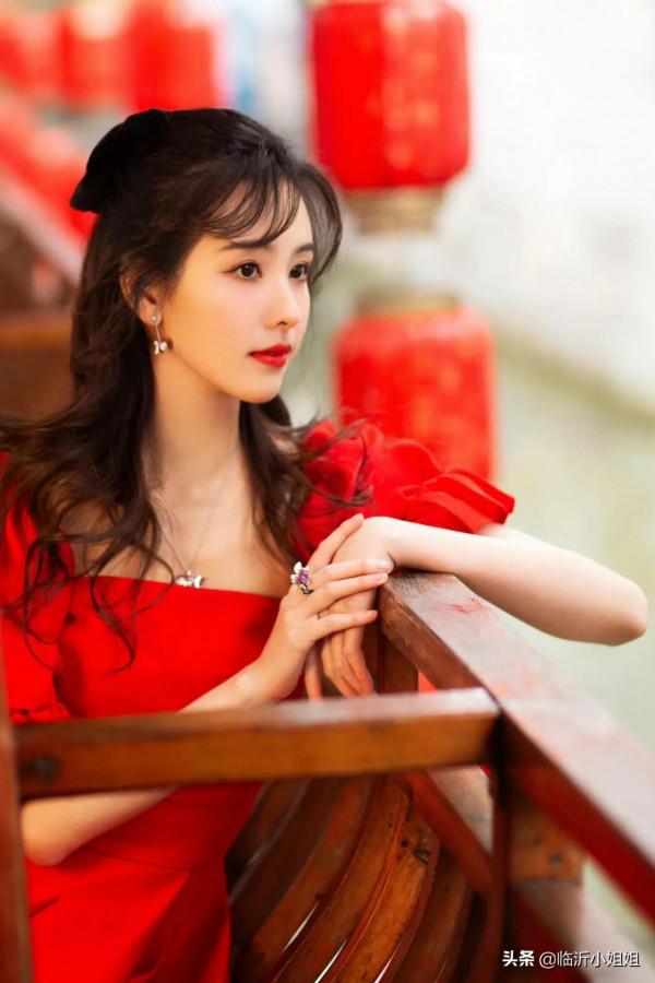 陳都靈，女神級的清純美少女，顏值清麗脫俗，柔美氣息爆棚