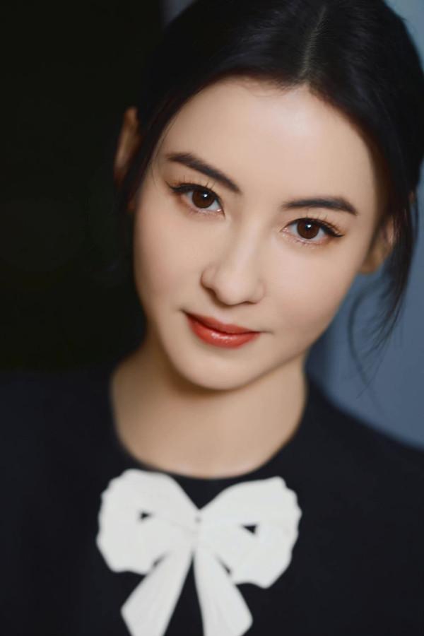 女神胖了後更美了！張柏芝終於變圓潤了，41歲穿小黑裙嫩回少女