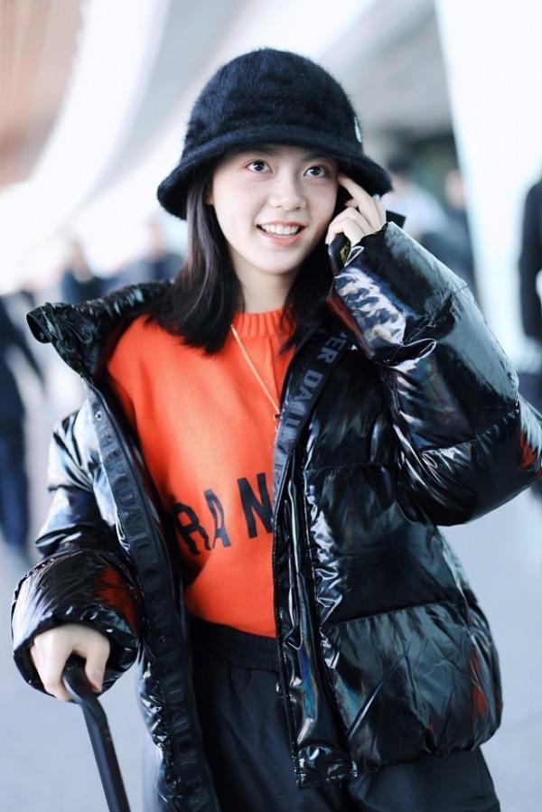 趙今麥仗著自己年紀小,素顏出門面板也挺好的,一身打扮挺帥氣 趙今麥仗著自己年紀小,素顏出門面板也挺好的,一身打扮挺帥氣