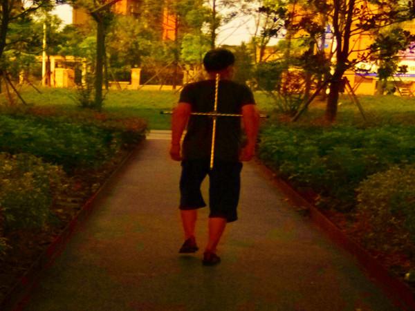 世界之大無奇不有，你見過身背十字架鍛鍊的嗎？