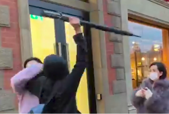 中國女生遭十多名暴徒圍攻，我大使館立即發聲，英國警方介入調查