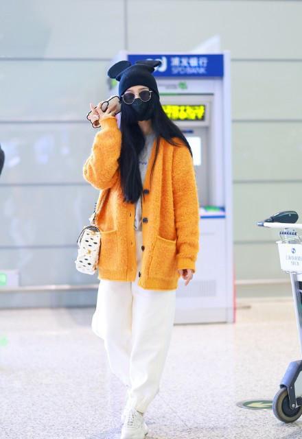 范冰冰亮相機場太隨意！開衫搭西服褲盡顯時髦範，穿著簡單氣場大