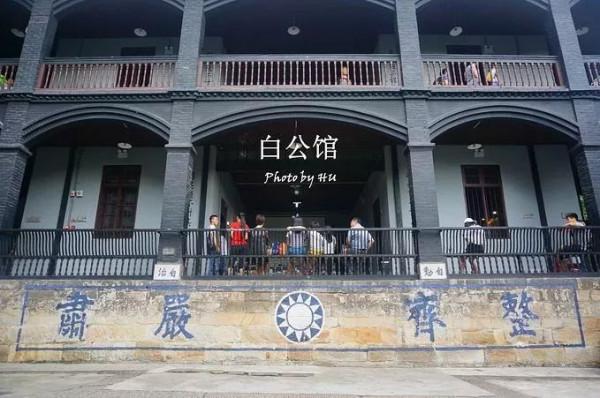 1981年，白公館一位老太看著牆上照片痛哭，遊客才知她是英烈遺孀