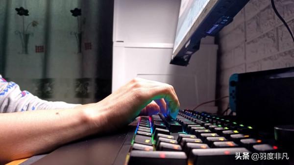 文字工作者用上電競鍵鼠是什麼體驗？上手腹靈套裝，點贊按鍵體驗