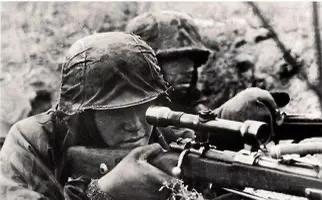 面對著日軍五名狙擊手的圍捕，他在大雪裡與其鬥智鬥勇