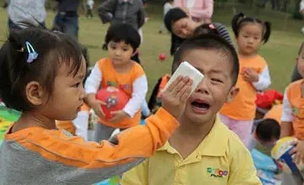 汶川地震時，一張西安“老師救娃”照感動眾人，他們相約5年一見