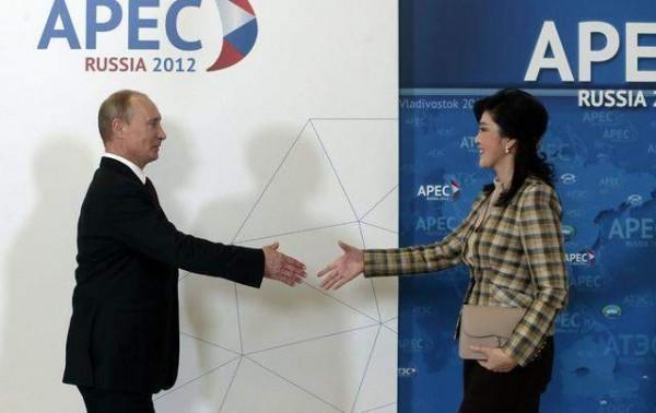 英拉30年魅力不倒：曾讓奧巴馬移不開眼，深情對視，普京忘了握手