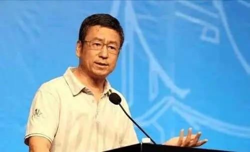 娶大學校友，用筆和妻子交流，兒子不崇拜他，白巖松婚姻狀況如何