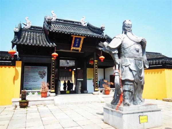 60年代湖北關羽墓被挖開，墓室盡頭，發現4根鐵鏈懸掛的古棺