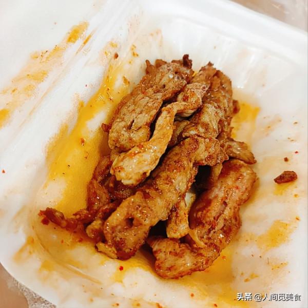 河南大叔自創美食惹爭議，1元1串，有人連吃20年，有人卻下不去嘴