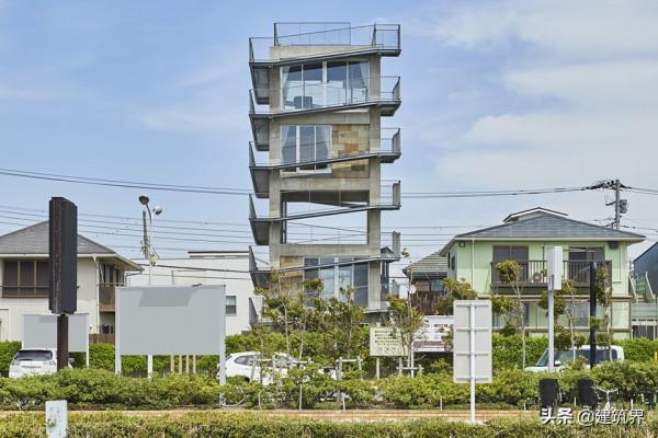 混凝土搭配鋼網框架，這個住宅被鋼製坡道環繞在內