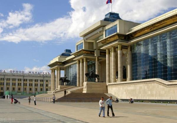 看烏蘭巴托請蒙古姑娘吃飯，結果她們吃中餐、喝紅酒，吃完逛超市