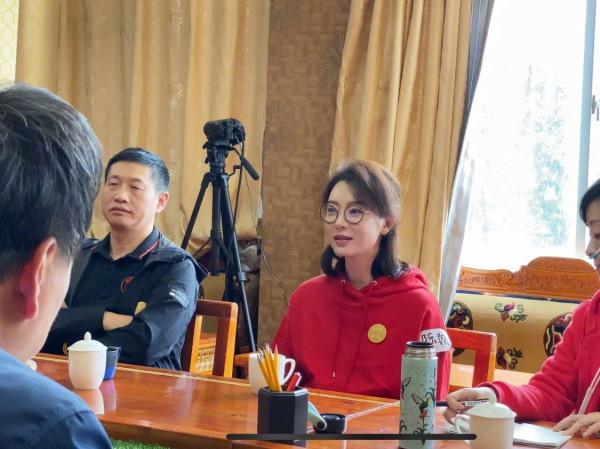 陳數一家人合影，穿襯衫包臀裙氣質優雅，戴眼鏡斯斯文文很清秀
