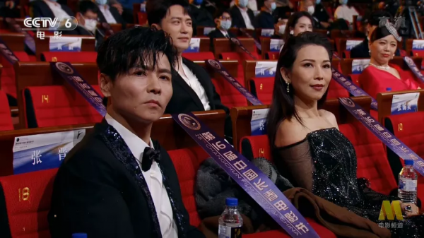 又來電影節紅毯，景甜黑白配帥瘋了，兩位娘娘差距大，劉燁好敢啊