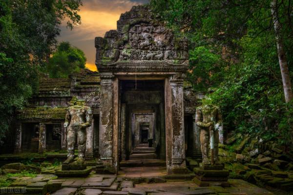 西哈努克國王比喬森潘大9歲,但合影時卻像父子一般,原因何在? 西哈努克國王比喬森潘大9歲,但合影時卻像父子一般,原因何在?