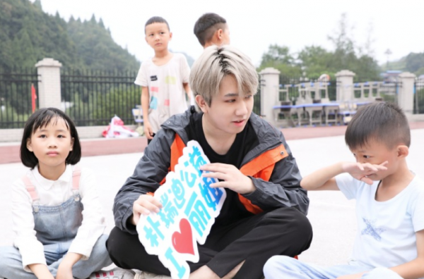 變形計暴躁農村女孩：被親媽拋棄，被城市哥哥當親妹妹，寵成公主