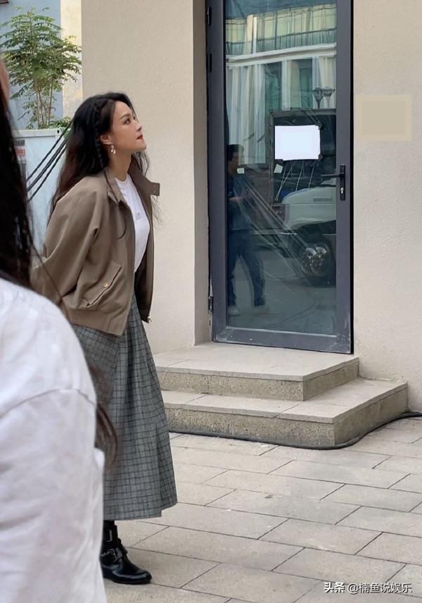 路人鏡頭下的舒淇好美,微卷長髮氣質迷人,這狀態真不像45歲的人 路人鏡頭下的舒淇好美,微卷長髮氣質迷人,這狀態真不像45歲的人