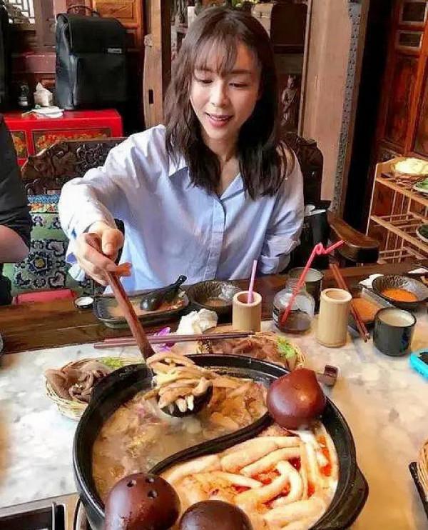 女明星呼籲大家吃素的背後，疑似被網友打假，為賣某品牌的人造肉