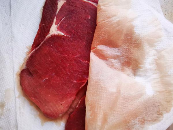 吃牛排時,為何旁邊要放一顆溏心蛋?看完後漲知識了 吃牛排時,為何旁邊要放一顆溏心蛋?看完後漲知識了