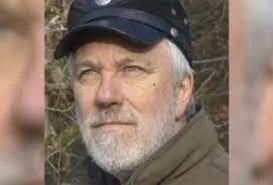 被美國政府欺負後，他做了一輛坦克把市長家推了