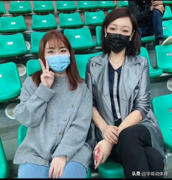 杜鋒選擇胡明軒棄用任駿飛,50歲胡媽媽已到賽場,氣質出眾人氣高 杜鋒選擇胡明軒棄用任駿飛,50歲胡媽媽已到賽場,氣質出眾人氣高