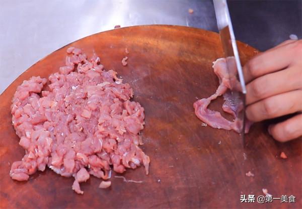 簡單又營養的肉末金針菇，廚師長教你這一招，酸辣入味，拌飯一絕