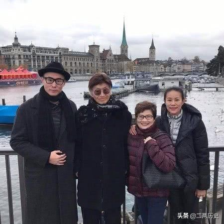 在眾多親友注視下，著名主持人傅仁達喝下一杯藥水後離世