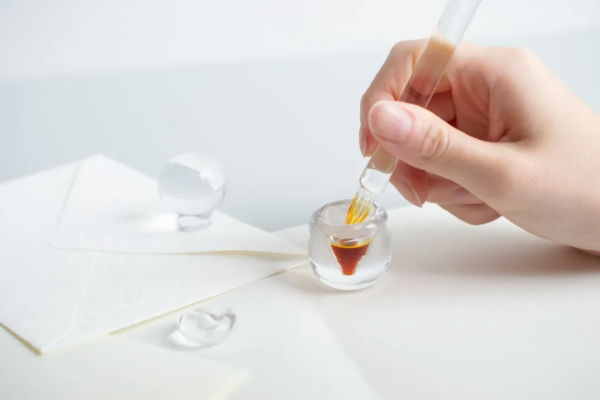 會有人買嗎？這看起來如此“雞肋”的玻璃墨水瓶