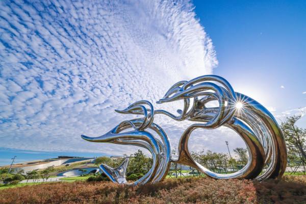 秋日霞光映榮成,新雨洗天弄巧雲 秋日霞光映榮成,新雨洗天弄巧雲