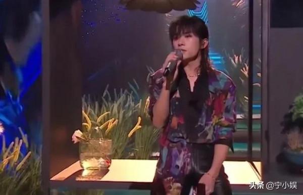 造型師集體掉線?易烊千璽不倫不類,周冬雨暴露缺點,張韶涵太顯老 造型師集體掉線?易烊千璽不倫不類,周冬雨暴露缺點,張韶涵太顯老