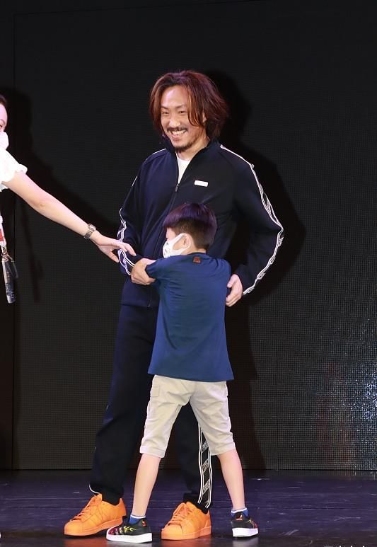 鄭中基一家四口合體,余思敏打扮太隨性,一對兒女眼睛像爸 鄭中基一家四口合體,余思敏打扮太隨性,一對兒女眼睛像爸