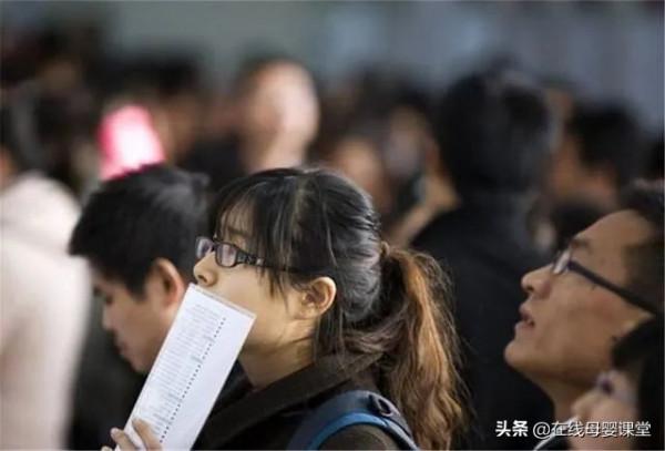 農民工哭訴：辛苦培養出一個大學生，為何到頭來還是進了工廠