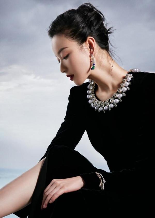 倪妮出席新劇釋出會，別人穿顯老的黑色絲絨裙，她卻穿得優雅貴氣