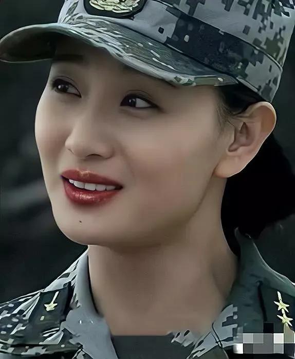 軍旅劇女神侯夢莎，英姿颯爽，威武霸氣