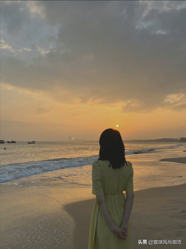 高圓圓曬沙灘照，為好友打call，穿黃色連衣裙浪漫唯美