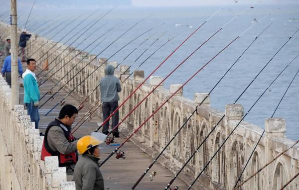 沒收釣具並處罰！雲南釣魚人使用禁用釣具，被抓時剛好上魚了