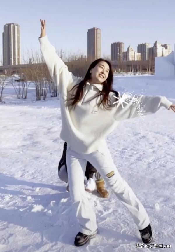馬蘇回老家雪中漫舞！穿毛衣喇叭褲節奏慢半拍，同事隨拍美得發光