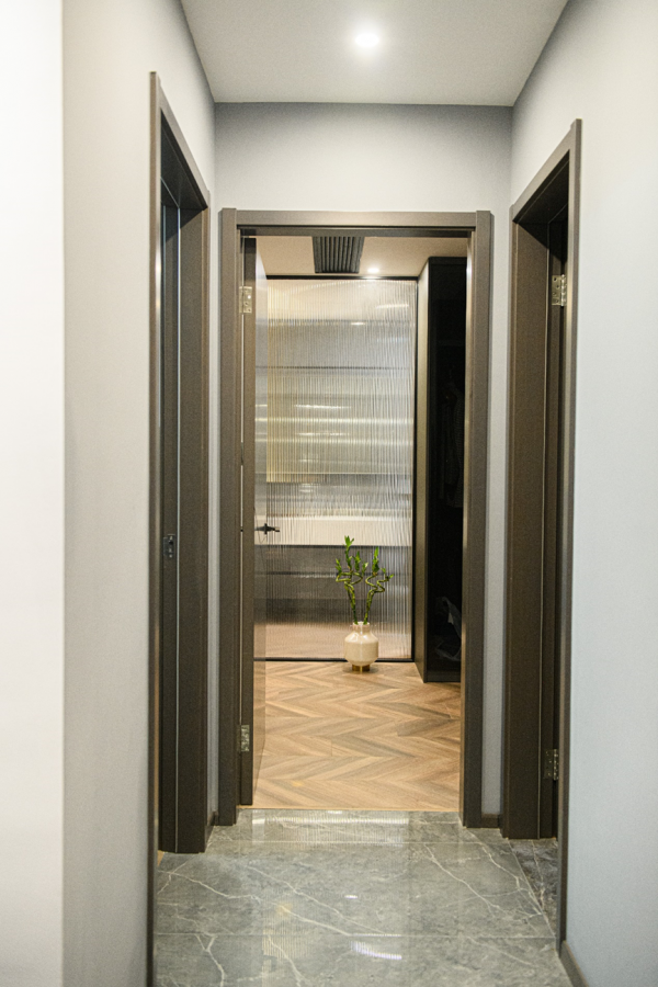 92㎡現代簡約風，“三房改兩室”超大收納空間，高品位低奢華