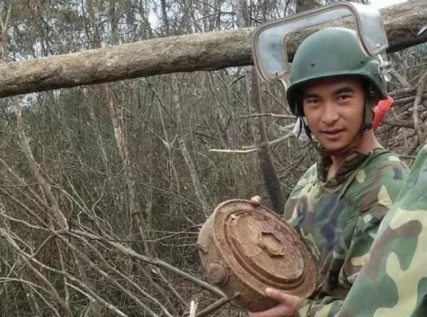 “排雷英雄”杜富國:為隊友擋雷失去雙眼雙臂,被子仍疊成豆腐塊 “排雷英雄”杜富國:為隊友擋雷失去雙眼雙臂,被子仍疊成豆腐塊