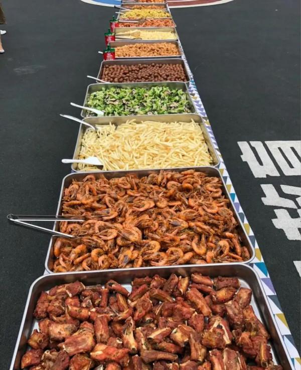 小學午餐標準這麼高了嗎?堪比五星級酒店的自助餐標準了嗎真羨慕 小學午餐標準這麼高了嗎?堪比五星級酒店的自助餐標準了嗎真羨慕